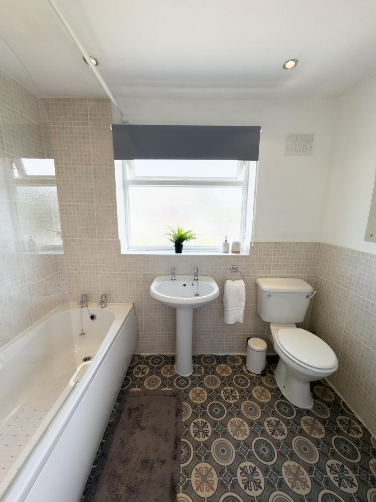 Near Me - Highly Rated! Luxury 3br Entire House, Private Double Driveway & Garden, Worcester, Near Main Hospital Easy Access To M5 J6 & Centre Holiday home *